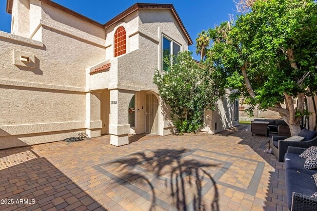 Photo - 518 E Kerry Ln