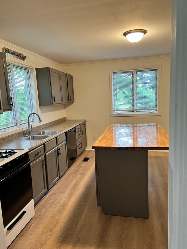 Building Photo - 17 Pheasant Dr Unit 17-2 Pheasant Dr