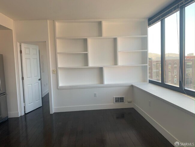 Photo - 260 King St