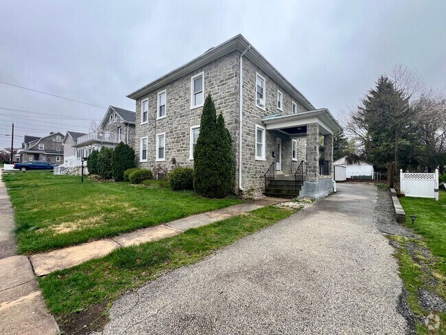 Building Photo - Gorgeous 3-Bedroom Apartment in Drexel Hil... Unit 2
