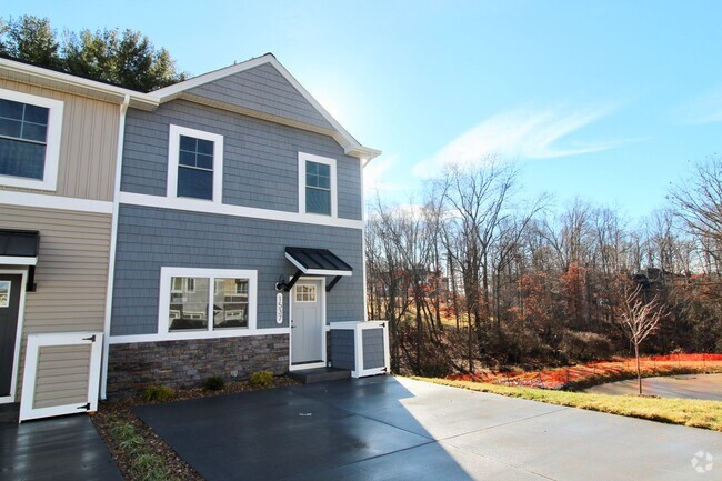 Building Photo - End Unit Townhome Near Sentara RMH Hospita...