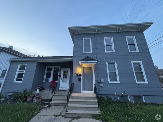 Building Photo - 902 46th St Unit Upper Rental