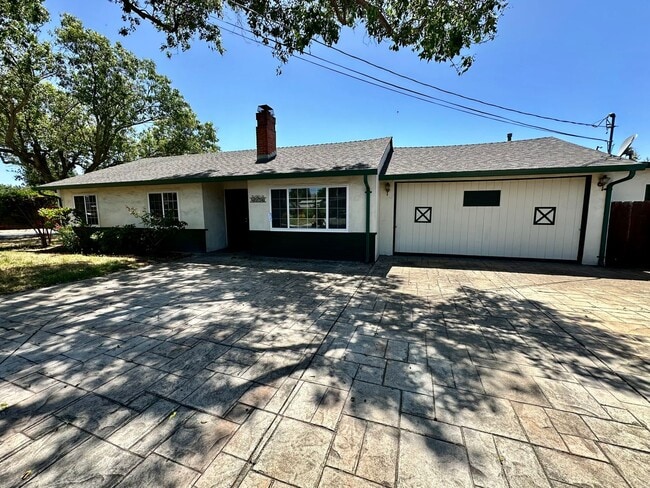 Building Photo - Updated 3 Bed 1 Bath Concord Home in Canterbury Village Neighborhood - Expansive Corner Lot!