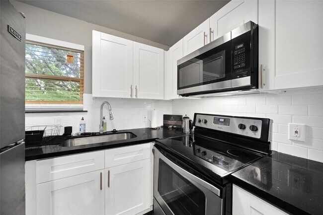 Building Photo - 1953 Dryden Rd Unit 4