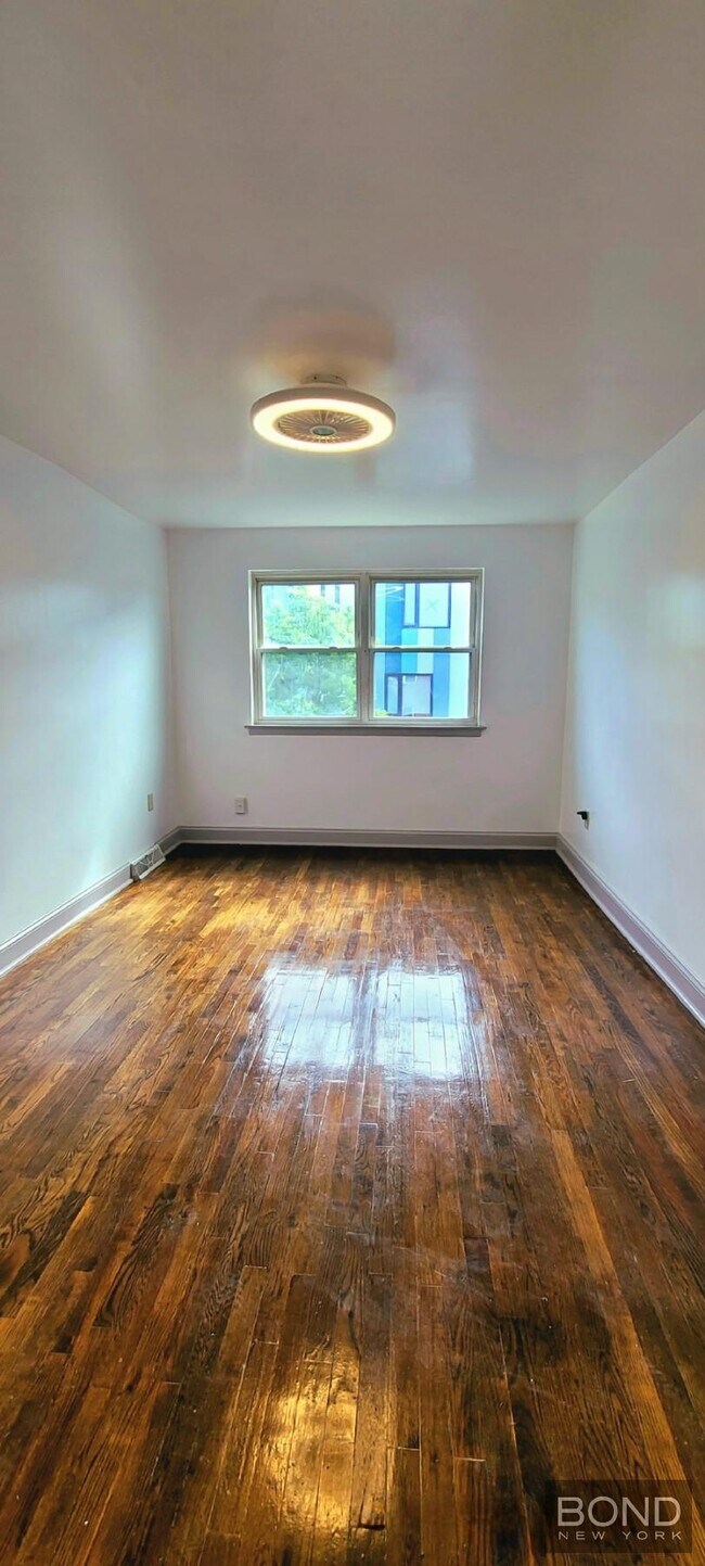Renovated 3BR in Private Townhouse, only minutes from Midtown Manhattan!