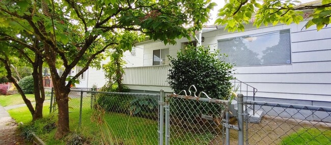 Building Photo - Charming 1906 2 Bedroom 1 Bathroom Cottage in Sellwood!