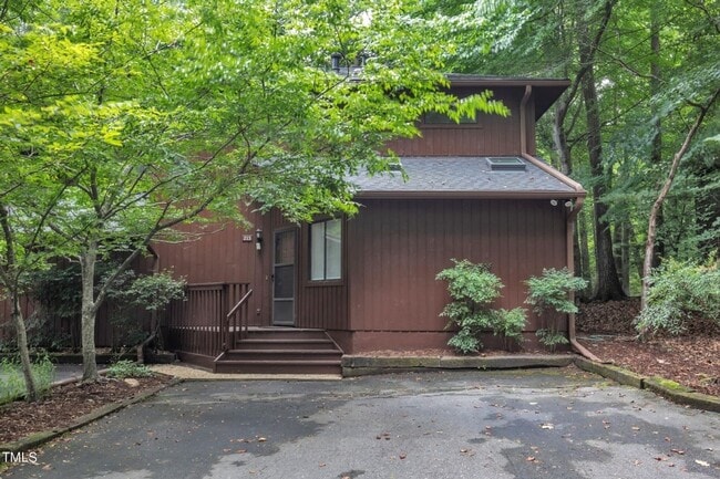 Building Photo - Spacious and Renovated 3BR Townhome in Cha...