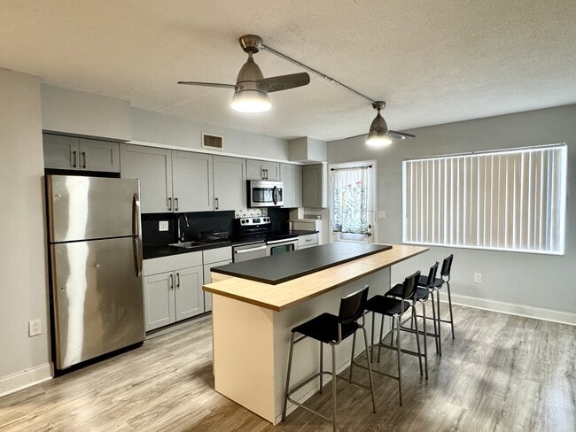Photo - 825 N Primrose Dr