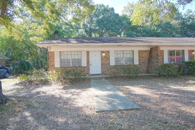 Building Photo - Charming 2-Bedroom Duplex Near UWF, I-10 &... Unit 14 Rental