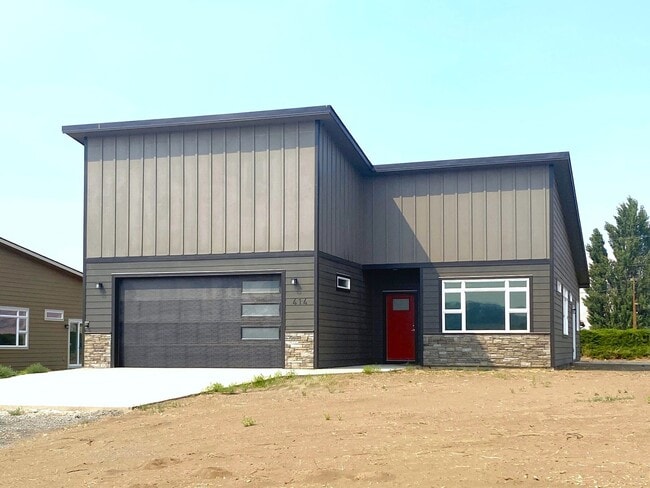 Building Photo - 414 Lolly Ln