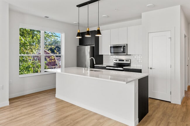 Photo - 5945 6th Ave Apartamento