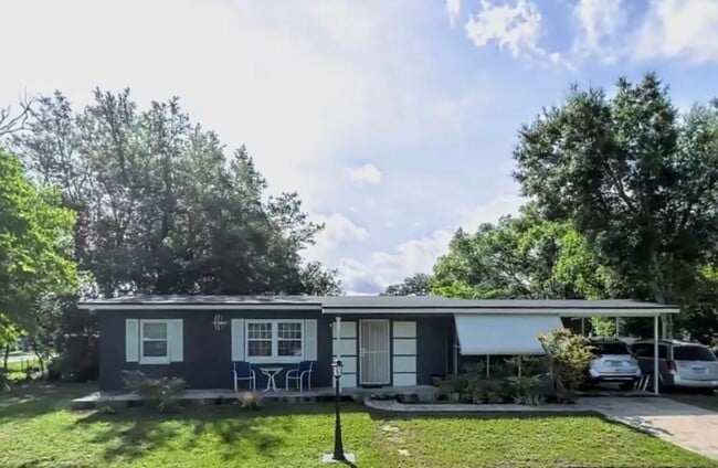 Building Photo - 3 Bedroom 2 Bathroom Updated Deltona Home GREAT Location Available IMMDEIATELY!!