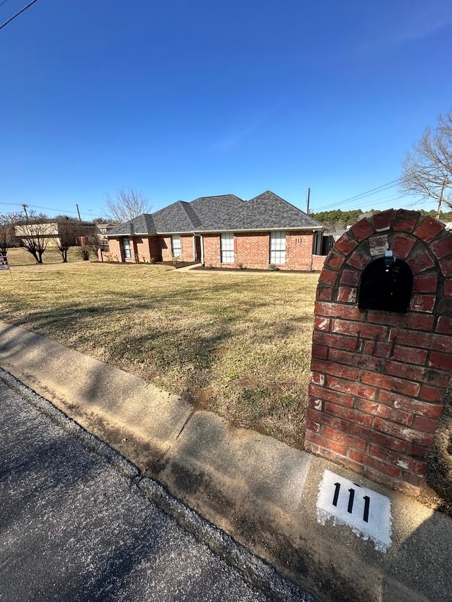 Photo - 111 Crestview St