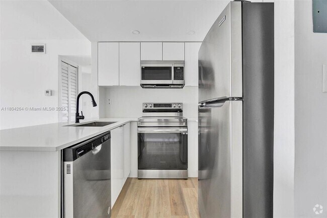 Building Photo - 620 SW 10th St Unit 204 Rental