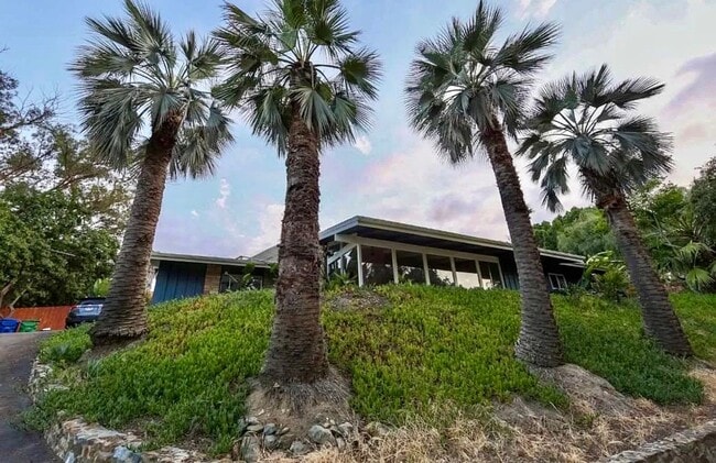 Building Photo - Stunning 3 Bedroom 2 Bathroom Home in La Mesa!