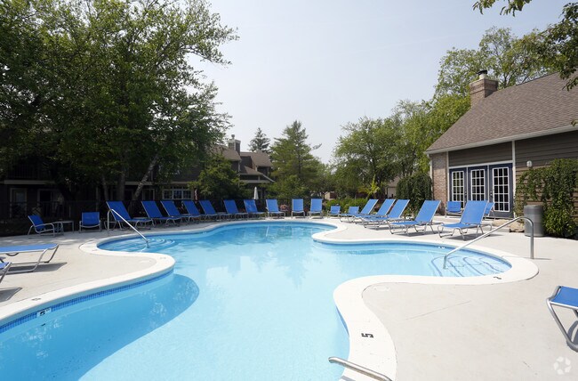 ¡Piscina de agua salada recientemente renovada! - The Spring Waterside Luxury Apartments