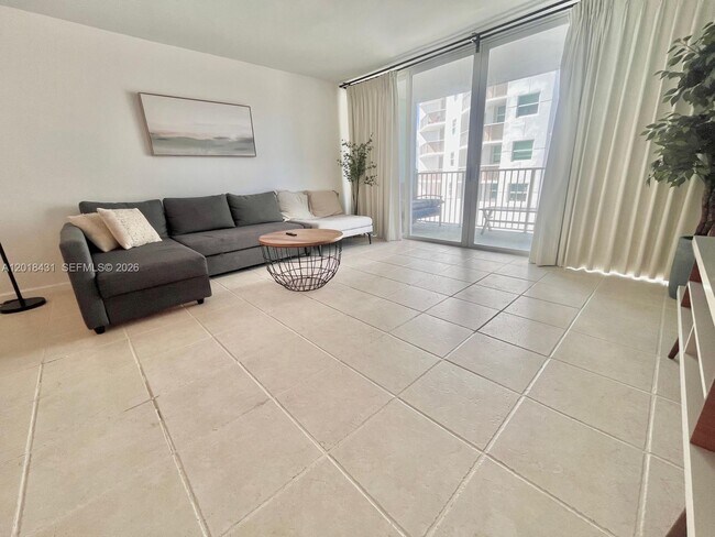 Photo - 5838 Collins Ave Unidad 2D