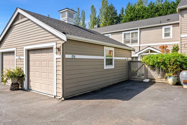 Dos plazas de aparcamiento incluidas en el alquiler; una en el garaje y otra en la entrada. - 1220 Weaver Rd NW