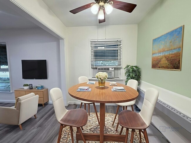 Photo - 504 N Hollywood Way