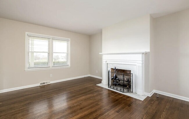 Photo - 305 Lakeshore Dr