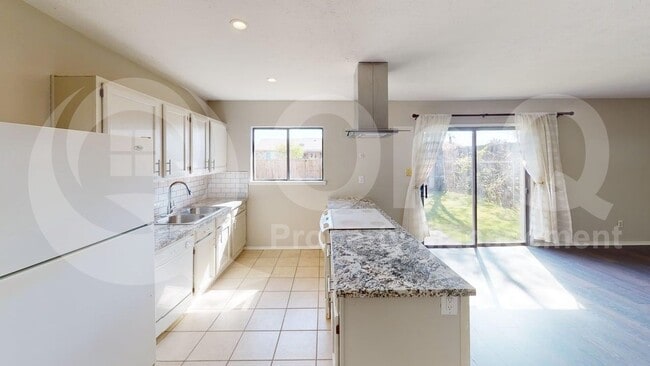 Photo - 5656 Pearce St