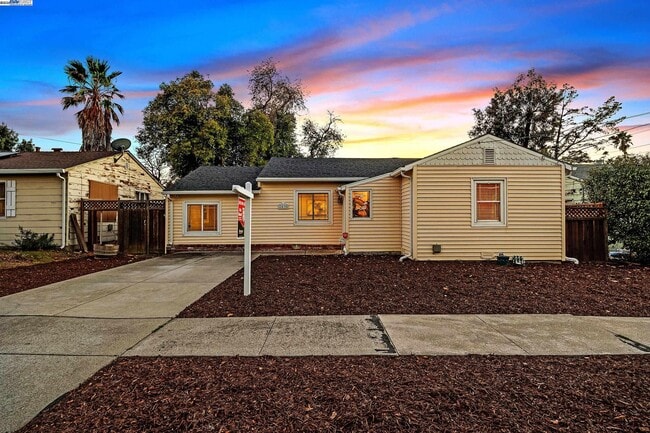 Photo - 2438 Upland Dr