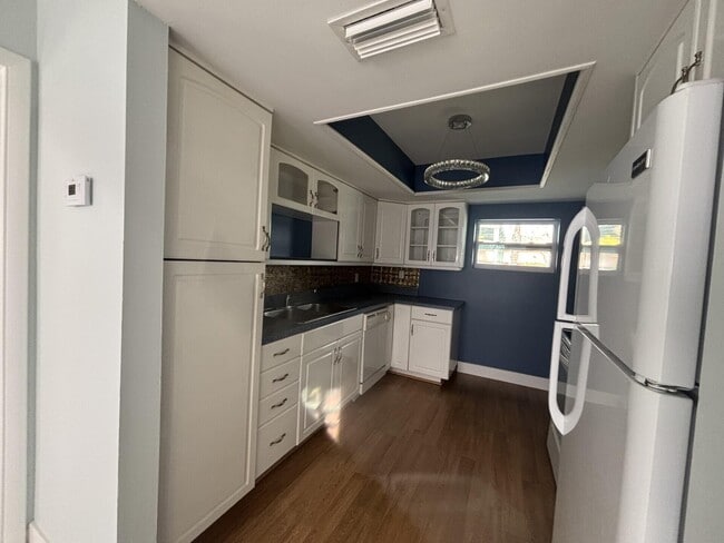 Photo - 1160 E 12th St