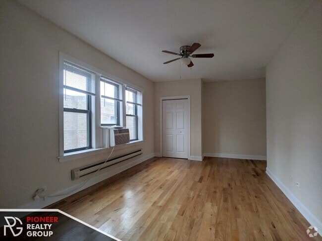 Building Photo - 3721 N Pine Grove Ave Unit 3728-W3 Rental