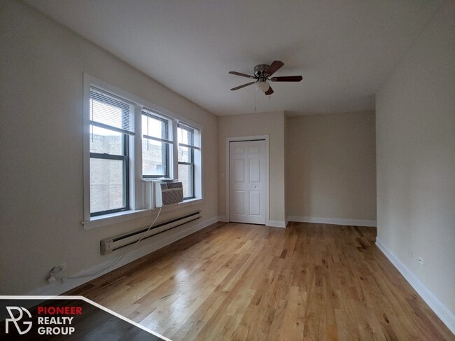 Photo - 3721 N Pine Grove Ave Apartments Unit 3728-W3
