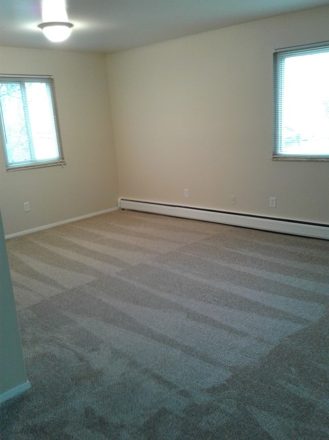 sala de estar y comedor - Twin Gables Apartments