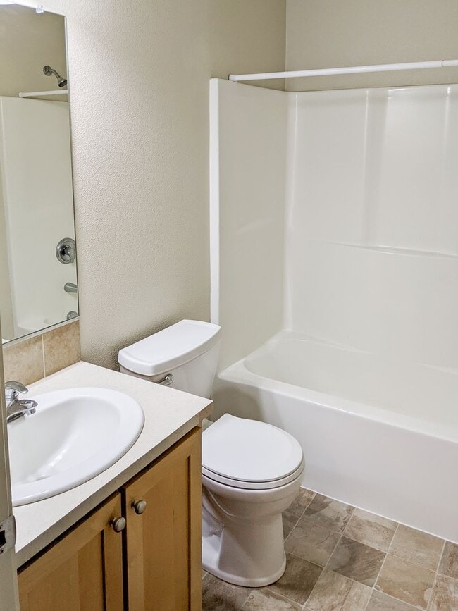 Photo - 958 Harbour Ln NE