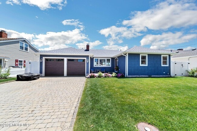 Building Photo - 347 Bay Ln