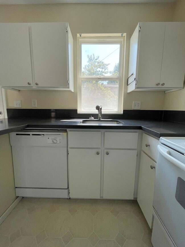 Photo - Quiet and Cozy Two Bed in SW Portland 5 plex~ Open Floor Plan~ Great Shared Outdoor Space~ Off St... Unit 8880A