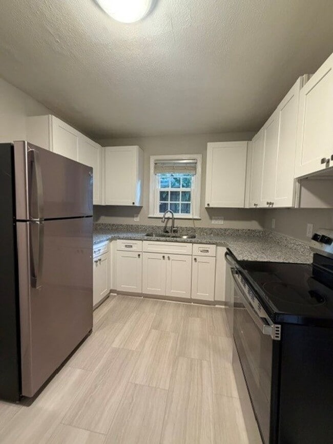 Photo - Great 2bedroom one and half bathrooms Apt in Historic Wesley Heights!- First full month free
