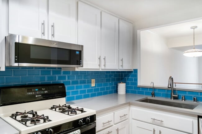 Updated kitchen - 6638 Clybourn Ave Unit 41
