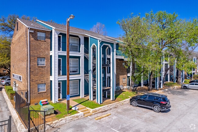 Robles de Arlington - Arlington Oaks Apartment Homes