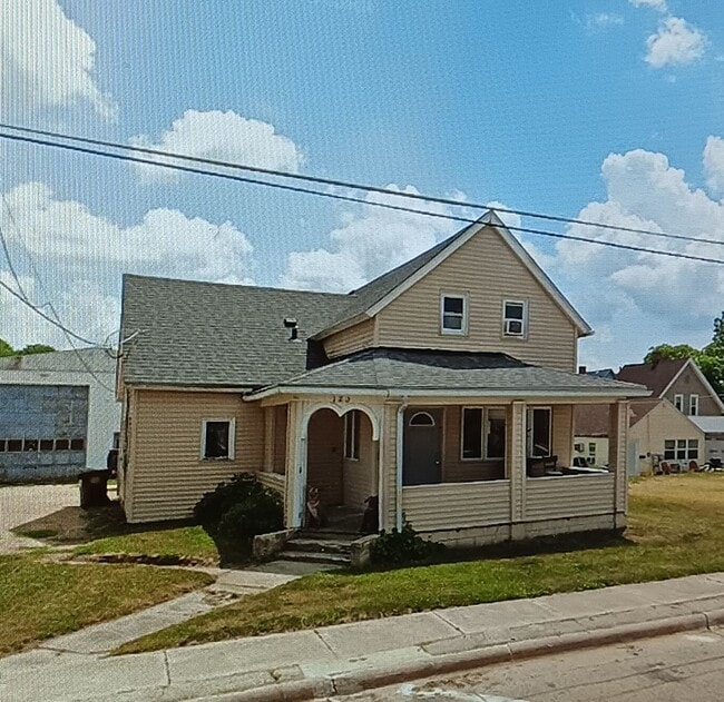 Building Photo - 3 Bedroom, 2 Bath House Unit House