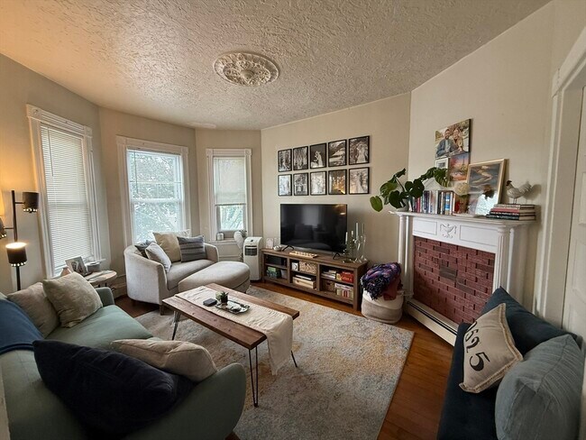 Building Photo - 261 E Cottage St Unit 3 Rental