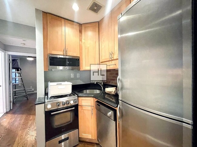 Building Photo - 1ST AVE.