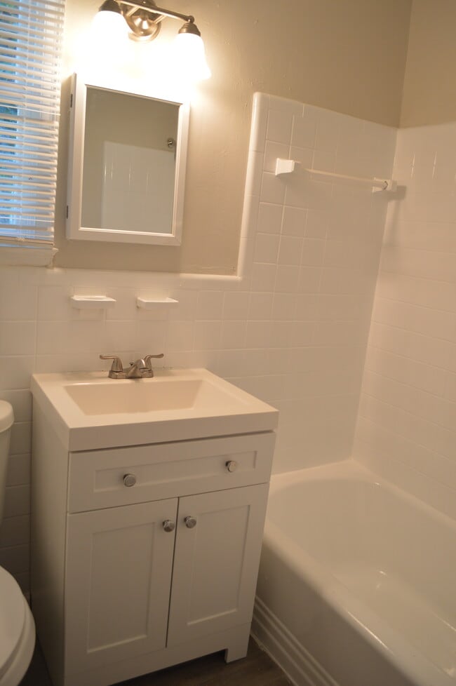 Photo - 1235 E 55th St