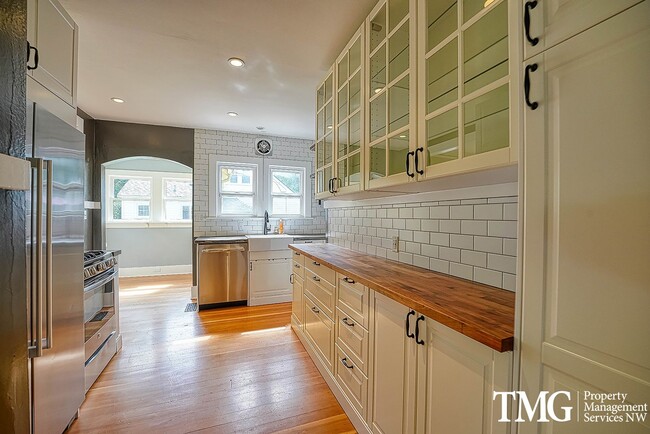 Building Photo - 3 BD SW Portland Home Near Multnomah Village