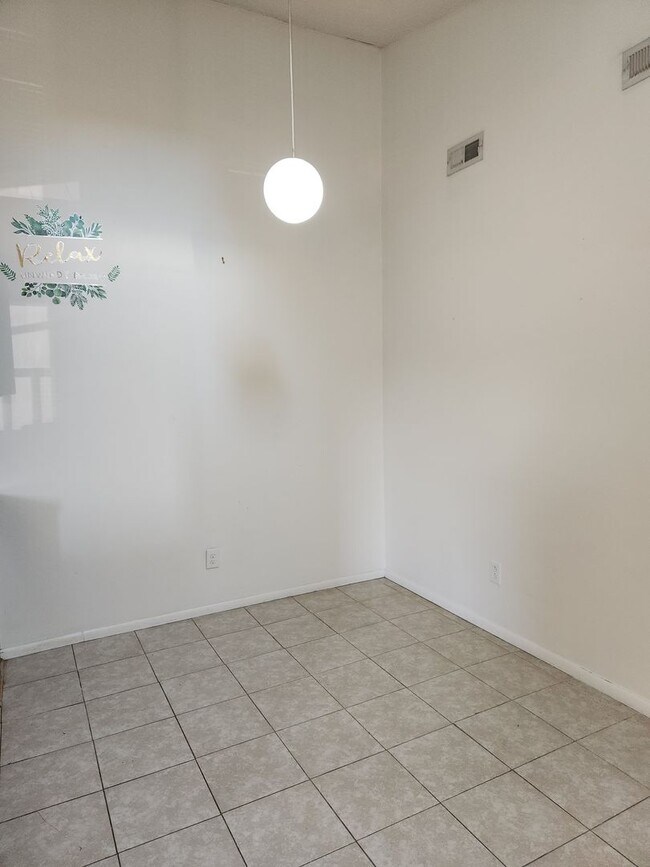 Photo - Sweet 2nd Story Condo - NEWPOINTE CONDO