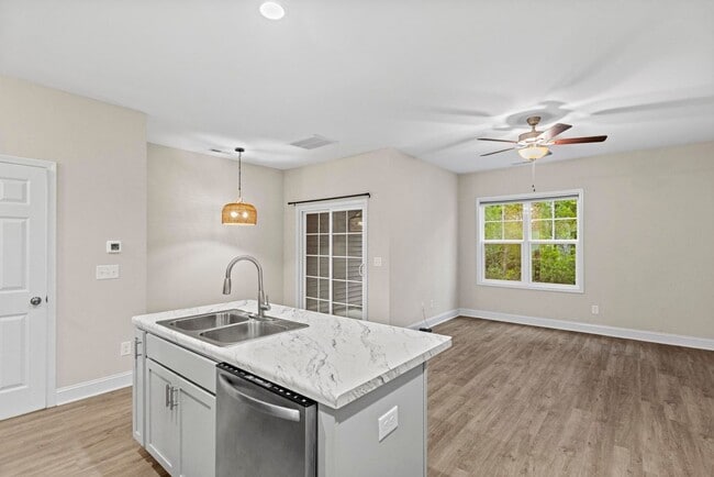 Photo - Large 3br Stonebay Townhome AVAILABLE NOW!