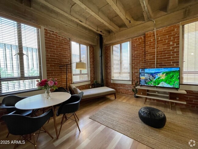 Building Photo - 114 W Adams St Unit 404 Rental