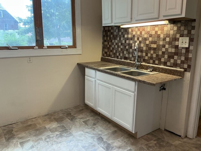 3 bedroom single family home with off stre... - 3 bedroom single family home with off stre...