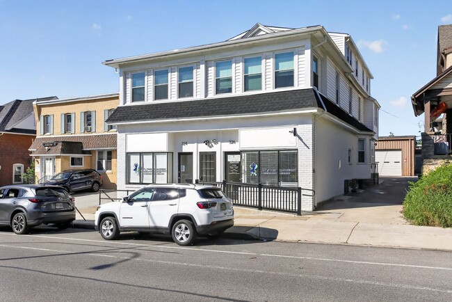 Building Photo - 324-326 Darby Rd-1R Unit 1R
