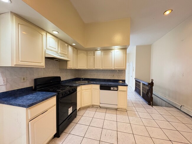 Building Photo - 162 Bayview Ave Unit 1 Rental