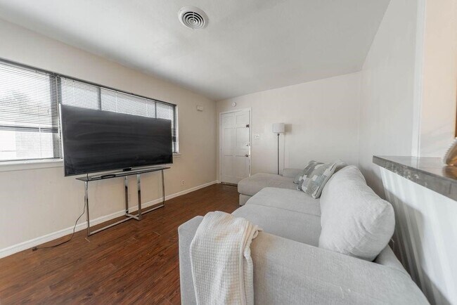 Photo - 4723 Merwin St