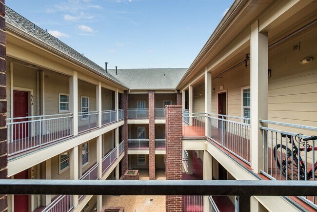 Building Photo - WALK TO UT/DRAG!!!