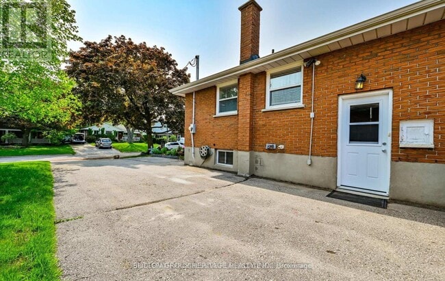Photo - 621 Wychwood St